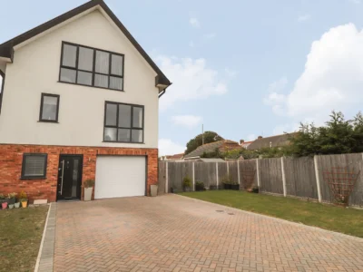 Kent beach house for 8 near coast