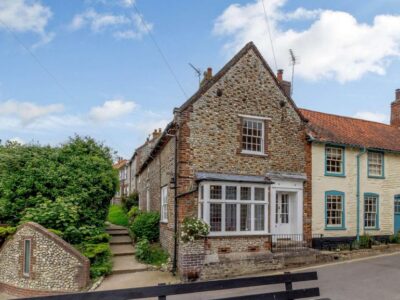 Blakeney large coastal cottage sleeps 8