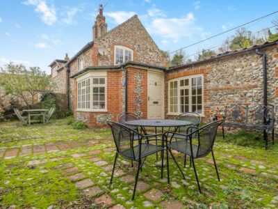 Stiffkey seaside cottage sleeps 6