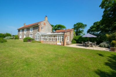 Trimingham coastal farmhouse sleeps 10