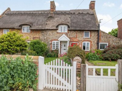 Thatched Bacton beach cottage sleeps 4