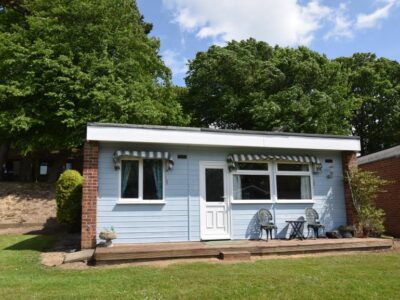 Weybourne seaside bungalow sleeps 4