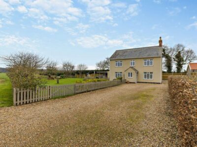 Idyllic Winterton-on-Sea cottage sleeps 6