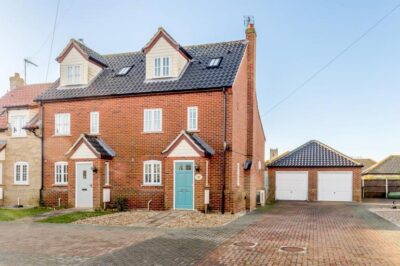 Winterton-on-Sea seaside cottage sleeps 6