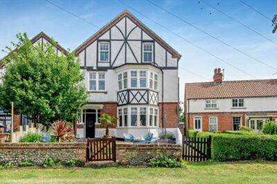 Large Sheringham holiday cottage sleeps 10