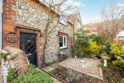 East Runton coastal cottage sleeps 8