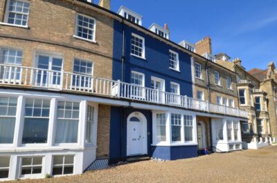 Large Cromer coastal cottage sleeps 11