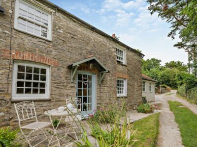 Rock coastal cottage sleeps 4