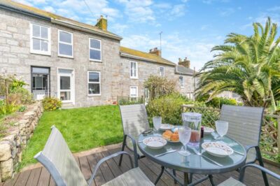 Mousehole dog friendly cottage by the beach