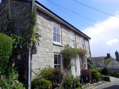 Mousehole cottage with courtyard garden