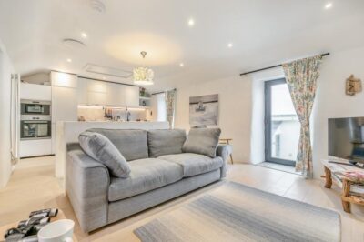 Porthleven beachside cottage sleeps 4
