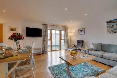 Porthleven coastal apartment sleeps 4