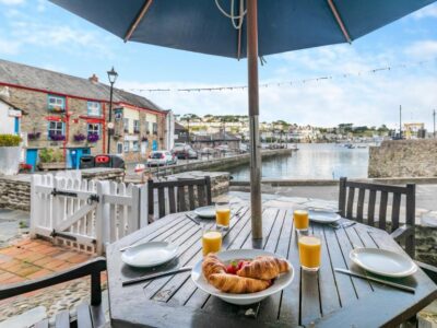 Polruan cottage on the water sleeps 10