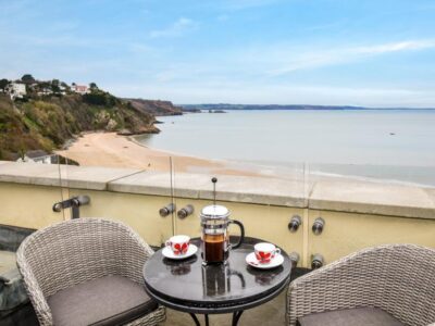 Tenby penthouse overlooking the beach