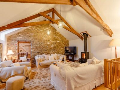 Galmpton farmhouse sleeps 8