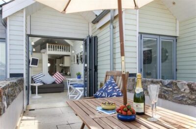 Shaldon luxury beach hut sleeps four