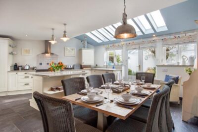 Shaldon coastal getaway sleeps 8