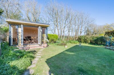 West Bay detached bungalow sleeps four