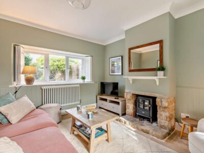 Burton Bradstock pet friendly sleeps 4