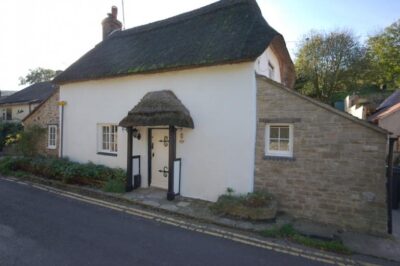 Lulworth thatched cottage sleeps 4