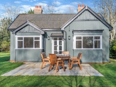 Beaulieu seaside cottage sleeps 4