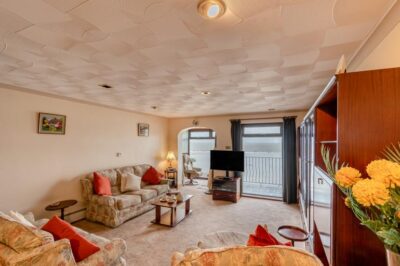 Saundersfoot cottage with direct beach access