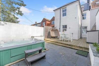 Pevensey Bay beachfront house sleeps 8