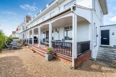 Kent beachfront cottage with beach access