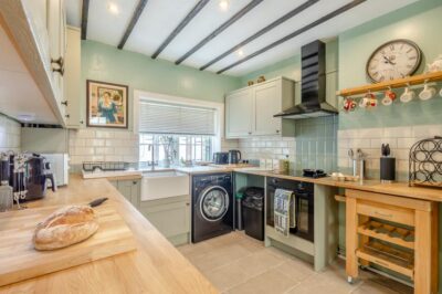 Hythe coastal cottage sleeps 5