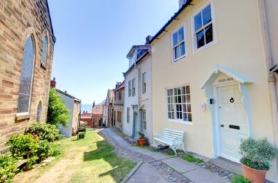 Robin Hood’s Bay coastal cottage sleeps 5