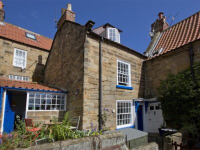 Robin Hood’s Bay coastal cottage sleeps 4