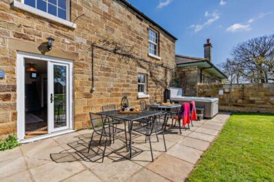 Port Mulgrave coastal cottage sleeps 8