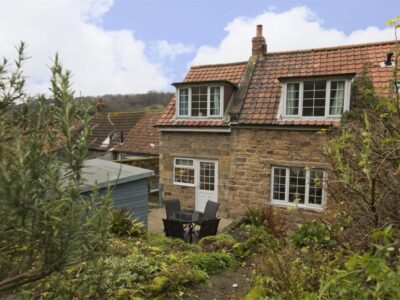 Sandsend seaside cottage sleeps 5