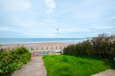 Sandsend beachfront cottage sleeps 4