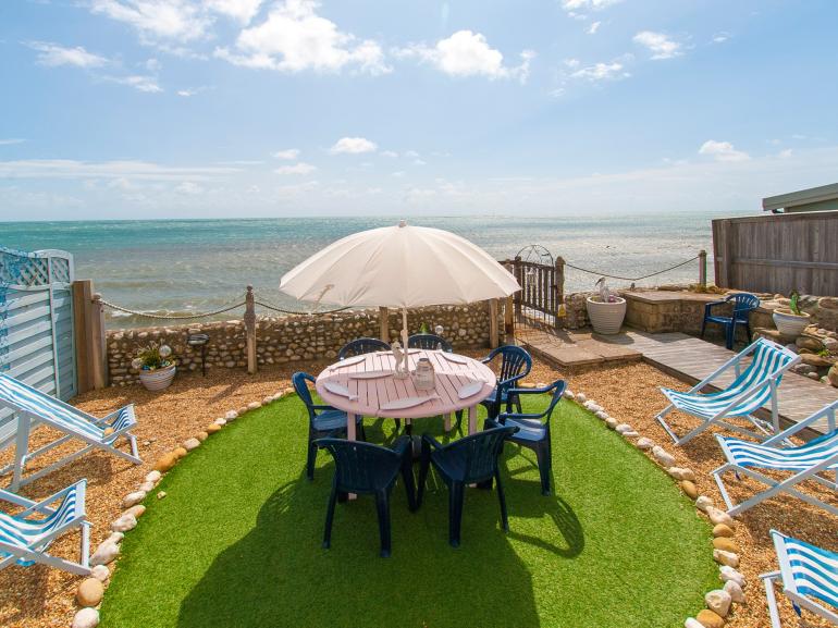 Cosy seafront cottage on the Isle of Wight on a sunny day