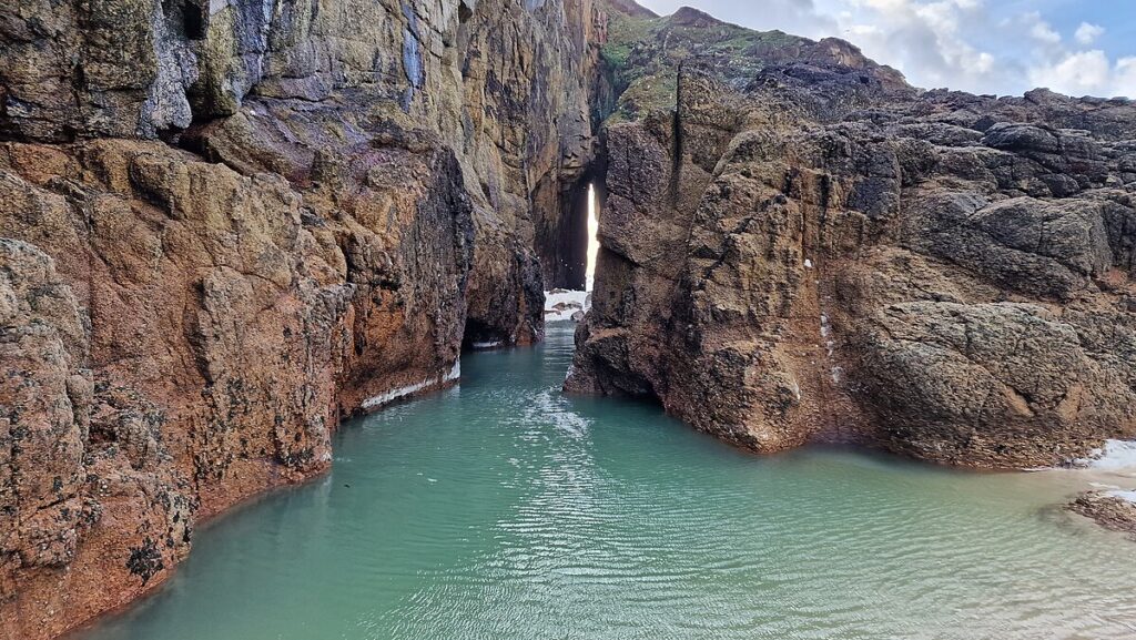 The amazing Nanjizal beach in Cornwall